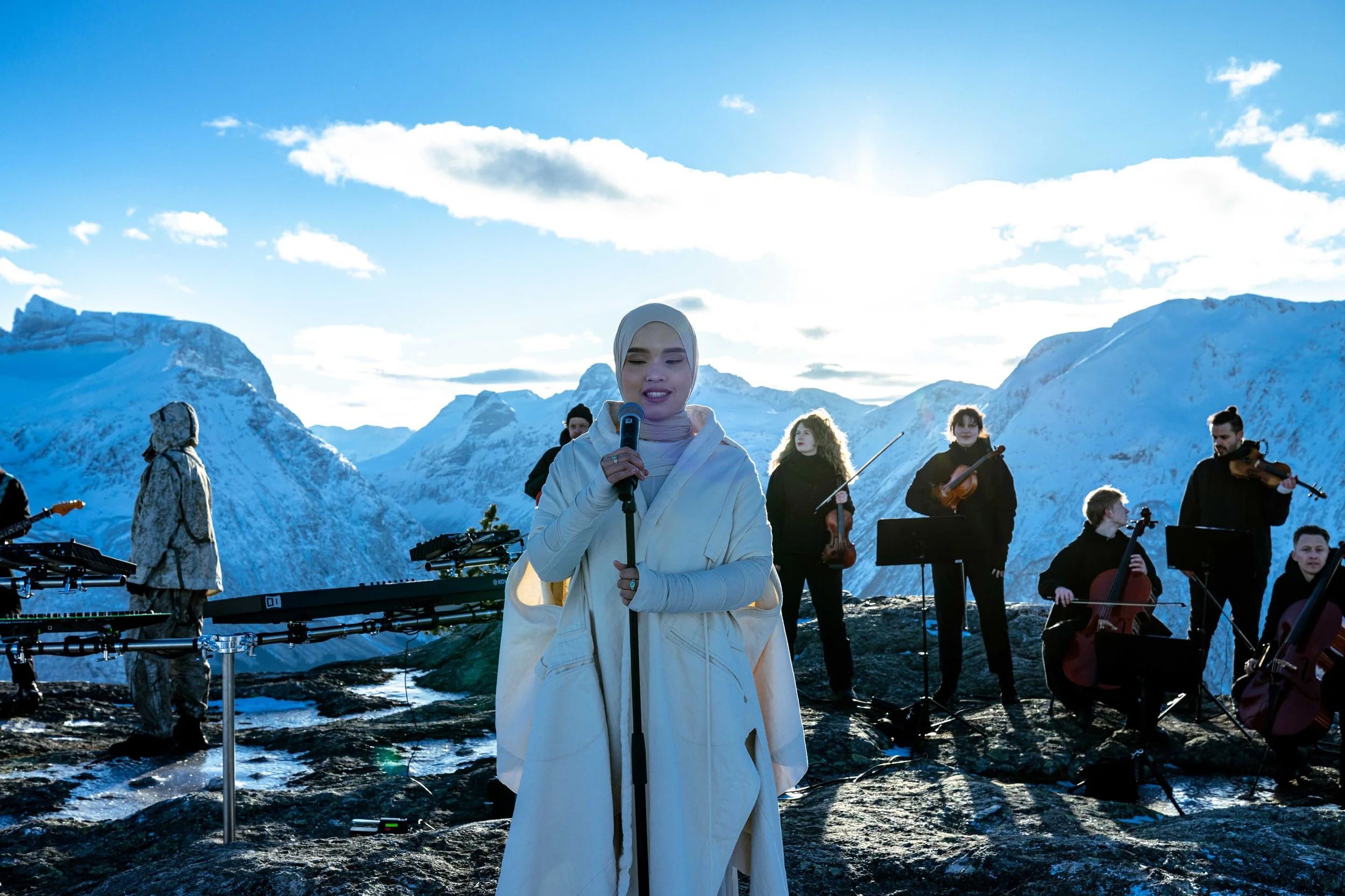 Ingeborg Ekeland Putri Ariani PEder Elias Alan Walker music video violinist