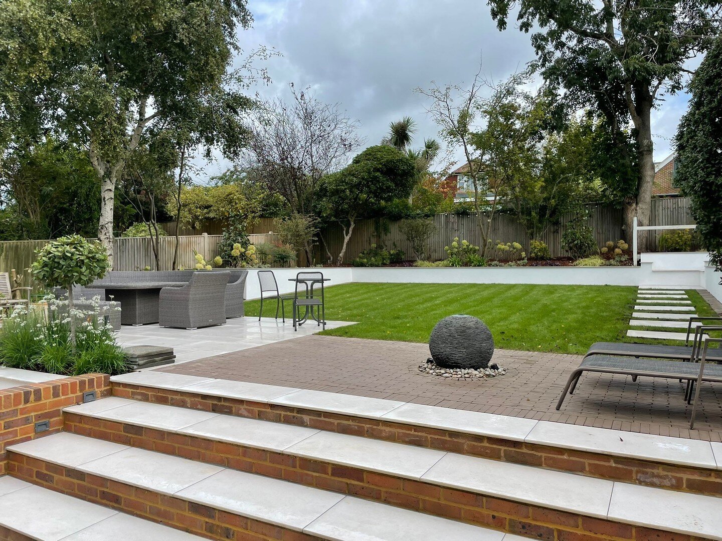 A sneak peek before the professional photos are taken of a lovely little project we have just completed in Hove. More shots to follow! 👀

#landscaping #gardens #gardensofinstagram #JackDunckley #gardendesign #designer #landscapearchitect #garden #in