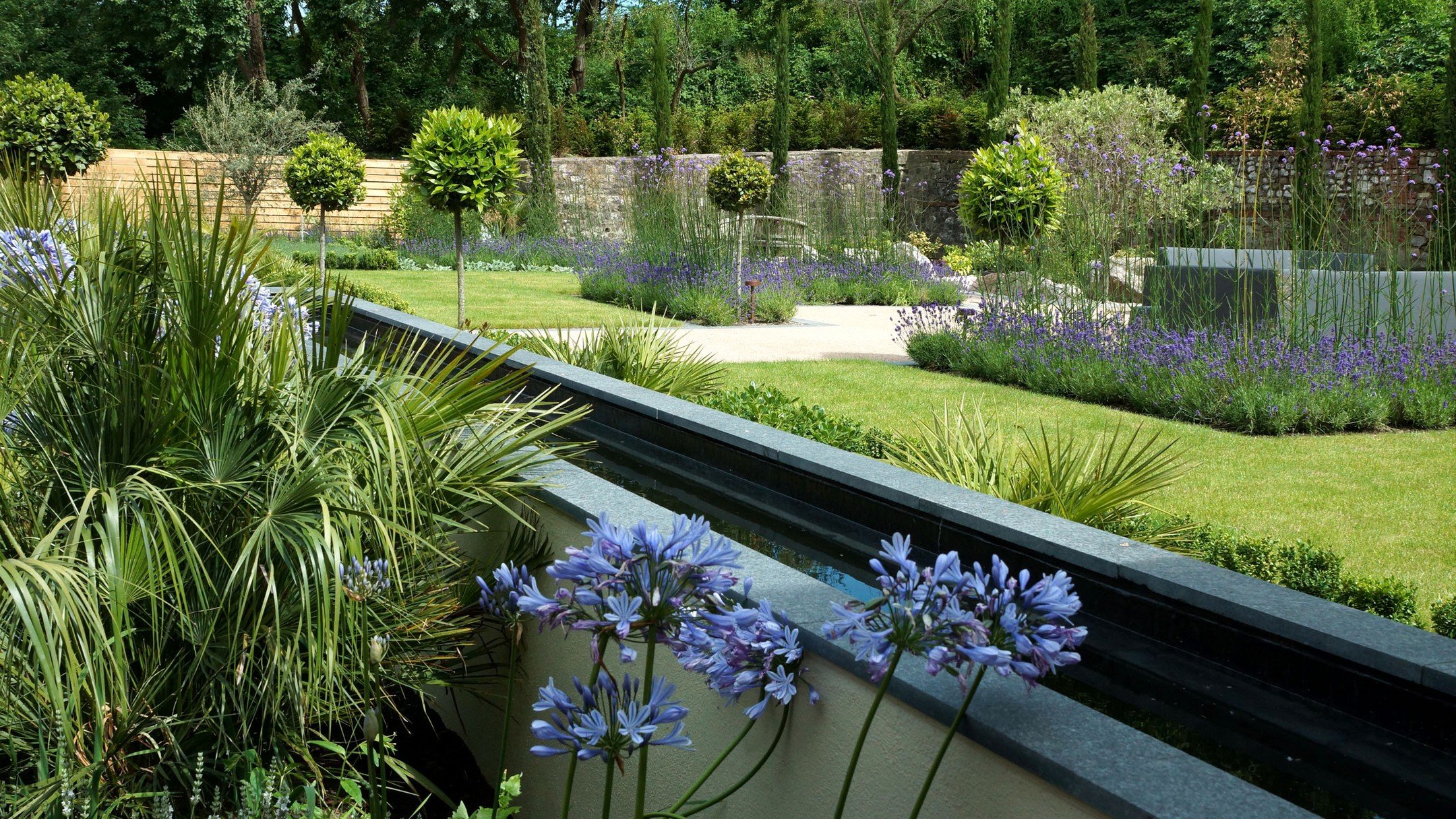 As the days are getting darker we find ourselves looking ahead to next summer. What a perfect time to be thinking about what to do with your outside space. Get in touch to talk about how to make your perfect garden come to life. 🌿 #JackDunckley #Gar
