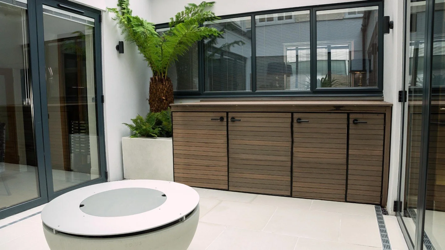 Make the most out of courtyard gardens! Plan your space wisely, think about what you want to achieve from the space. Featuring @solusdecoruk fire pit 🔥 #gardening #garden #plants #nature #gardenlife #gardendesign #gardener #plantsofinstagram #nature