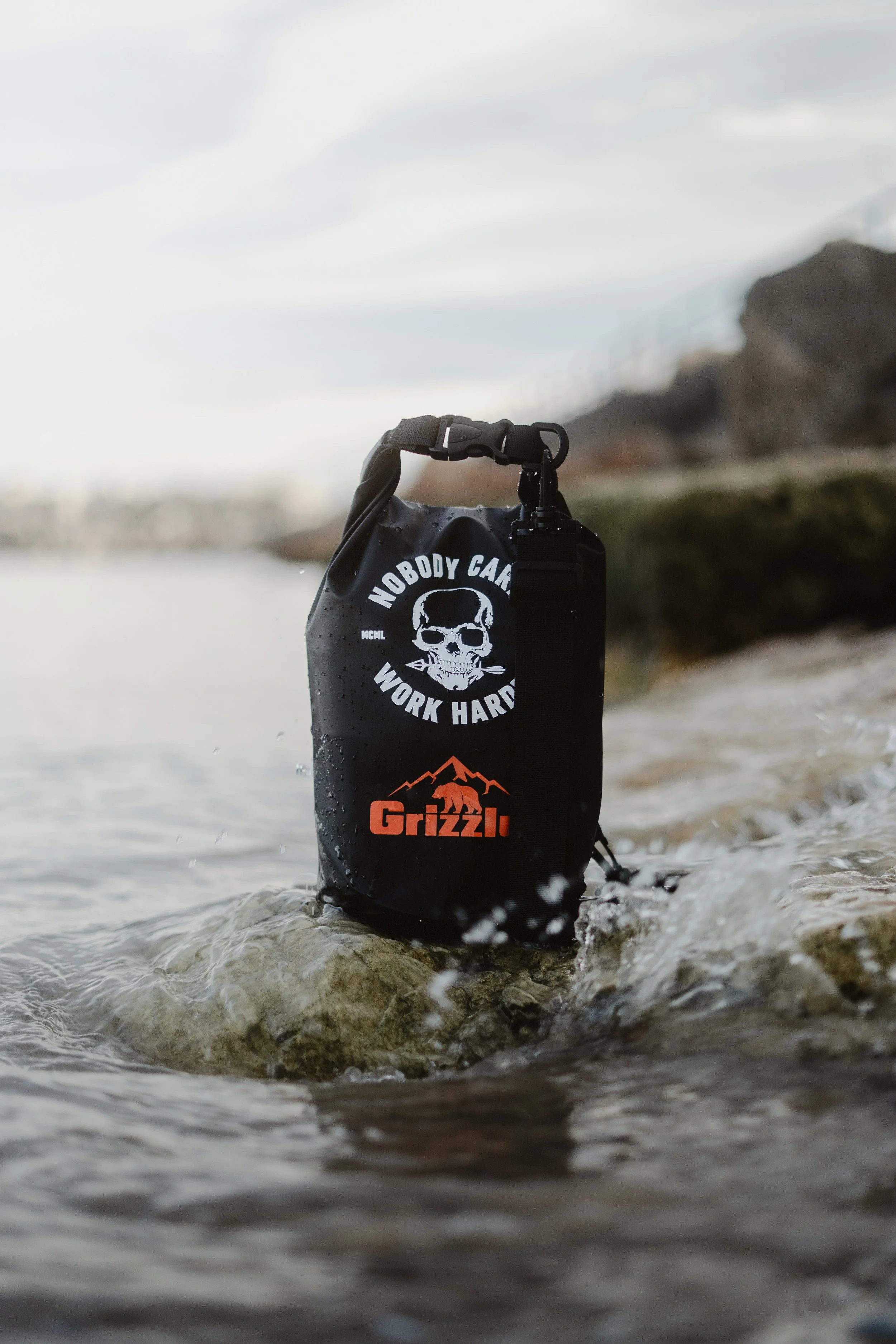 KHC_NCWH_Grizzly 5L Dry Bag_LifestyleNOV 21st-21.jpeg