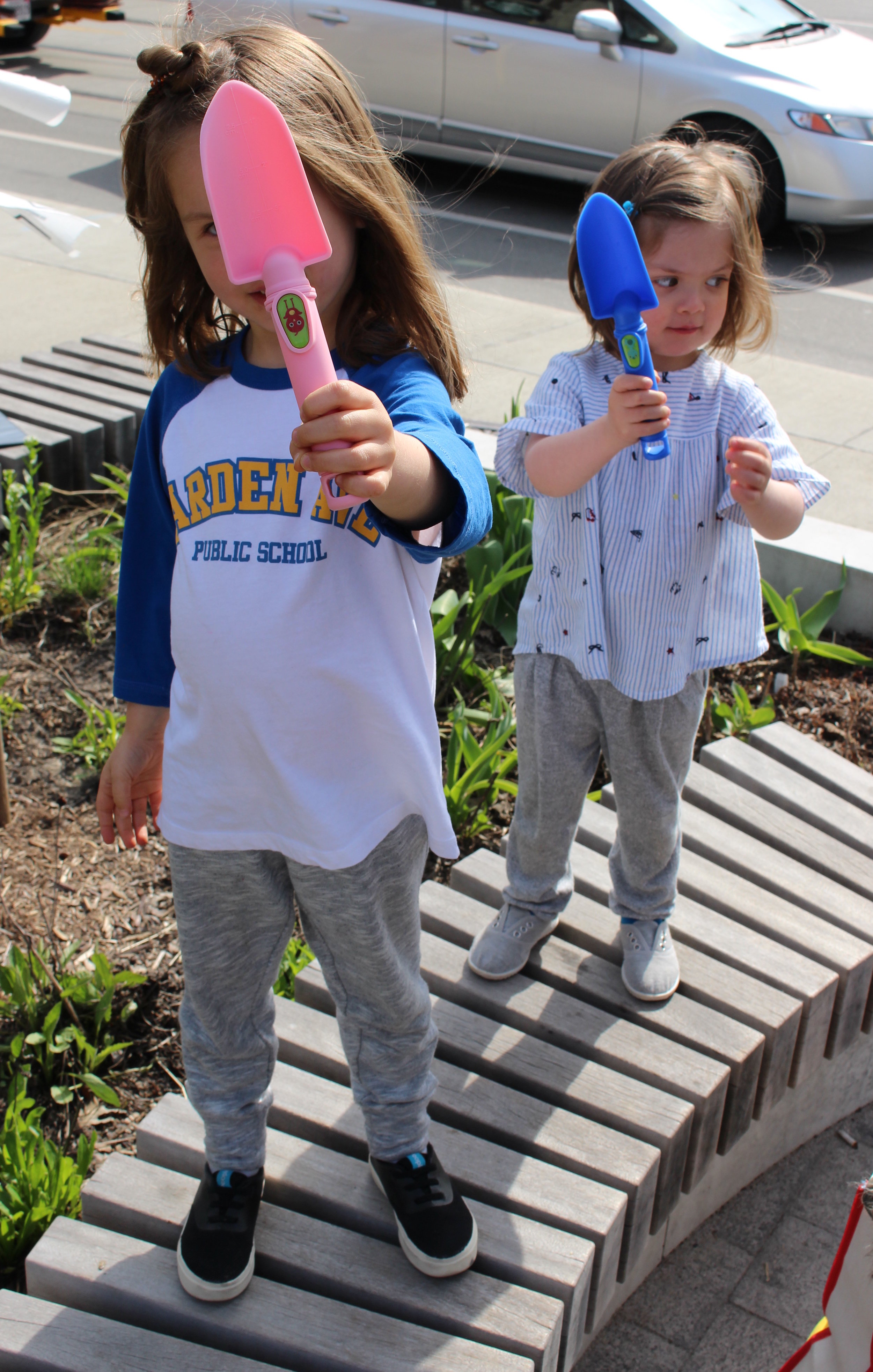 2017 tulip 2 girls trowels IMG_4747.jpg