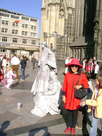 23 living statues on cologne square.jpg
