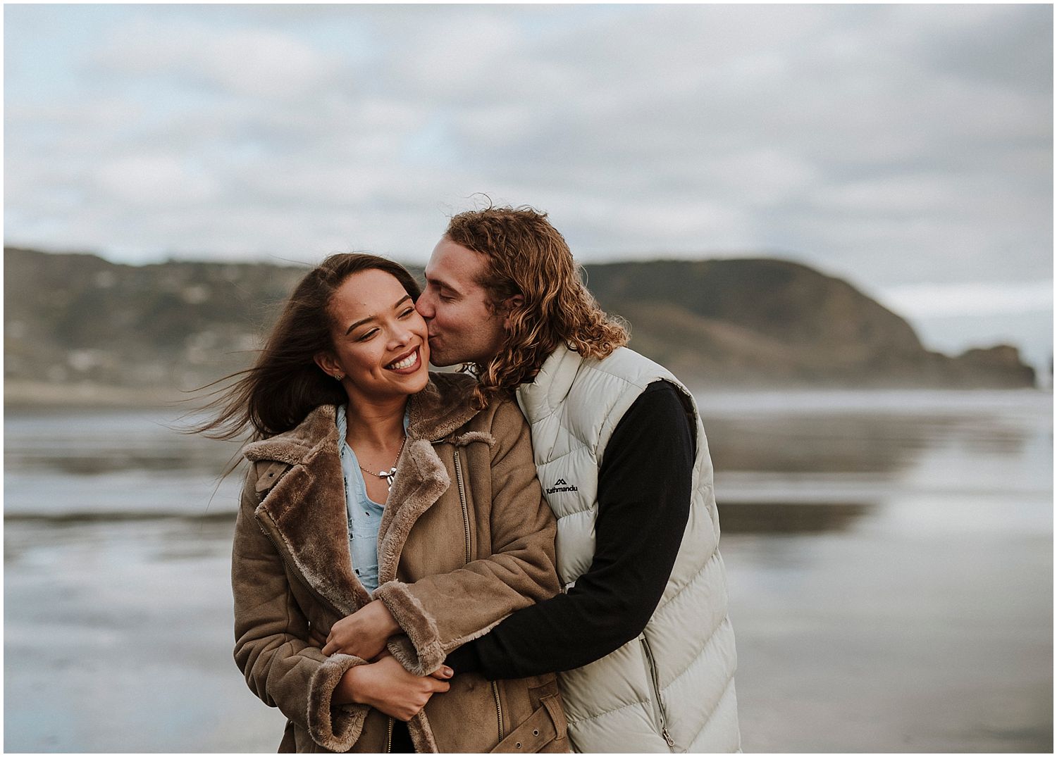 Piha beach engagement session1.jpg