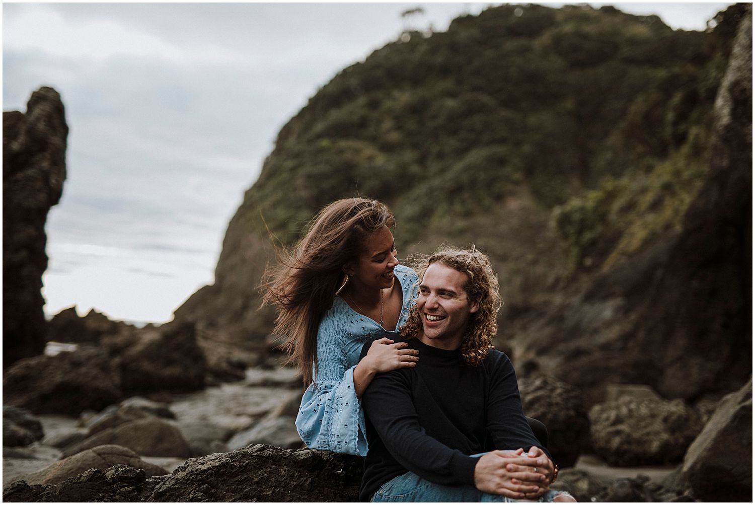 Piha beach engagement session9.jpg