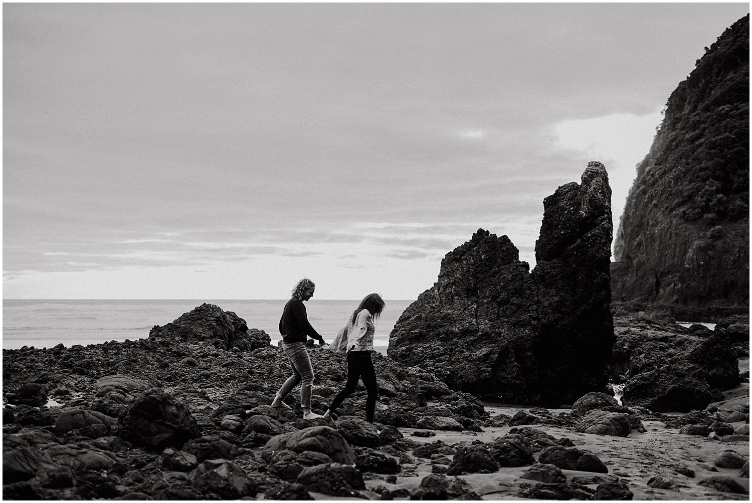 Piha beach engagement session14.jpg