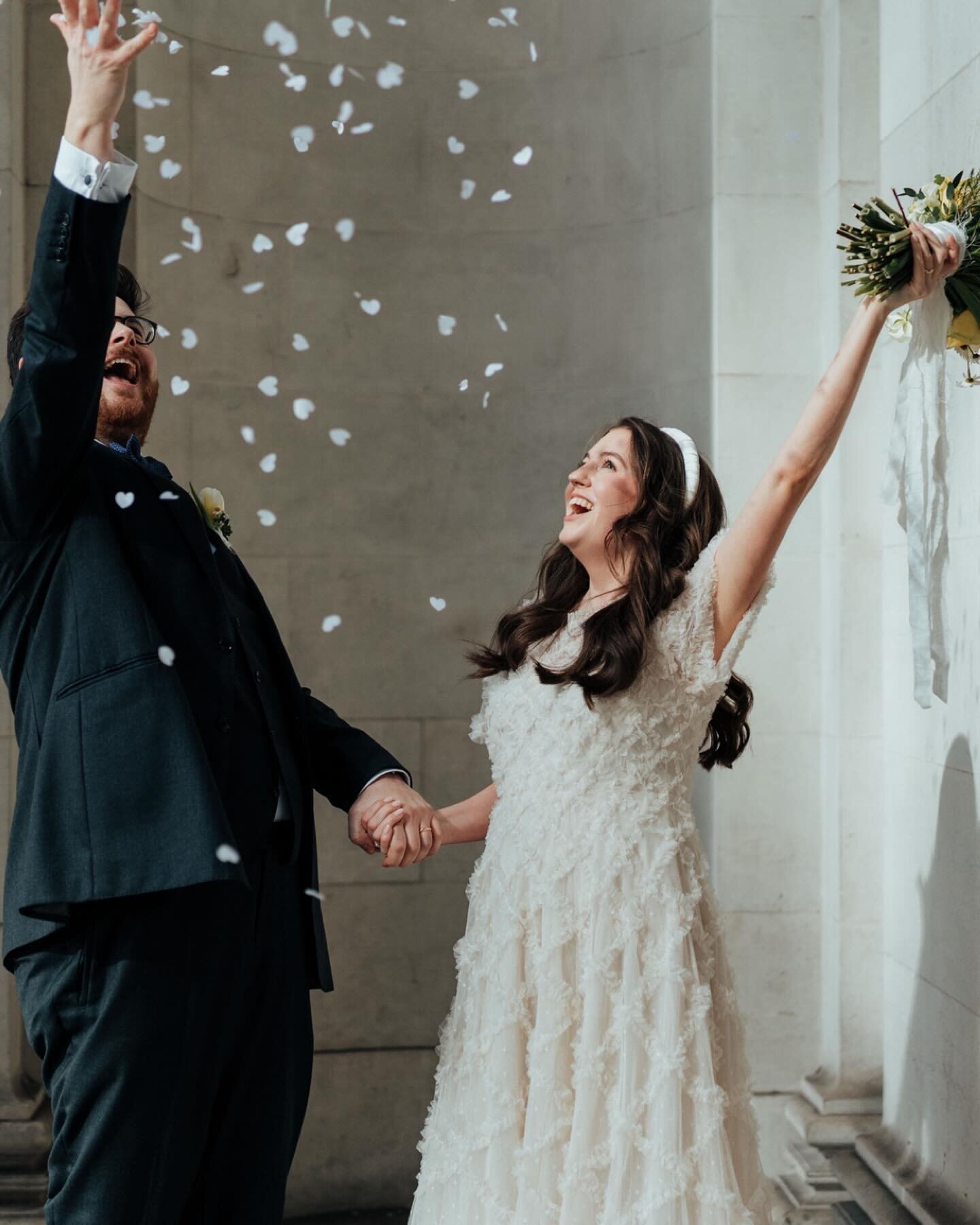 Huge congrats to the lovey Lizzy and Nick! They eloped properly last week at the Old Marylebone Town Hall, without any of their friends and family knowing a thing about it. @adaytorememberlondon 
. 
It was such a pleasure to be part of their special 