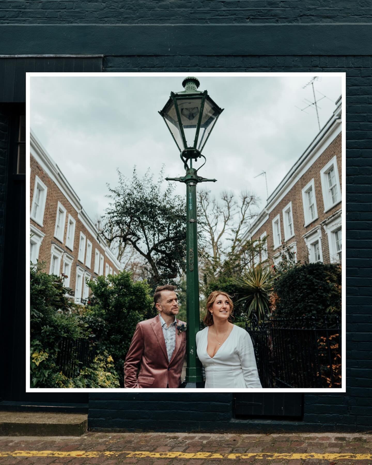 Happy 1 week anniversary to Jen and Tom! The two of them married at the Old Marylebone Town Hall last Friday in the company of their two kids and close family. It was a beautiful spring day (yay finally!), and we went for a little drive around London