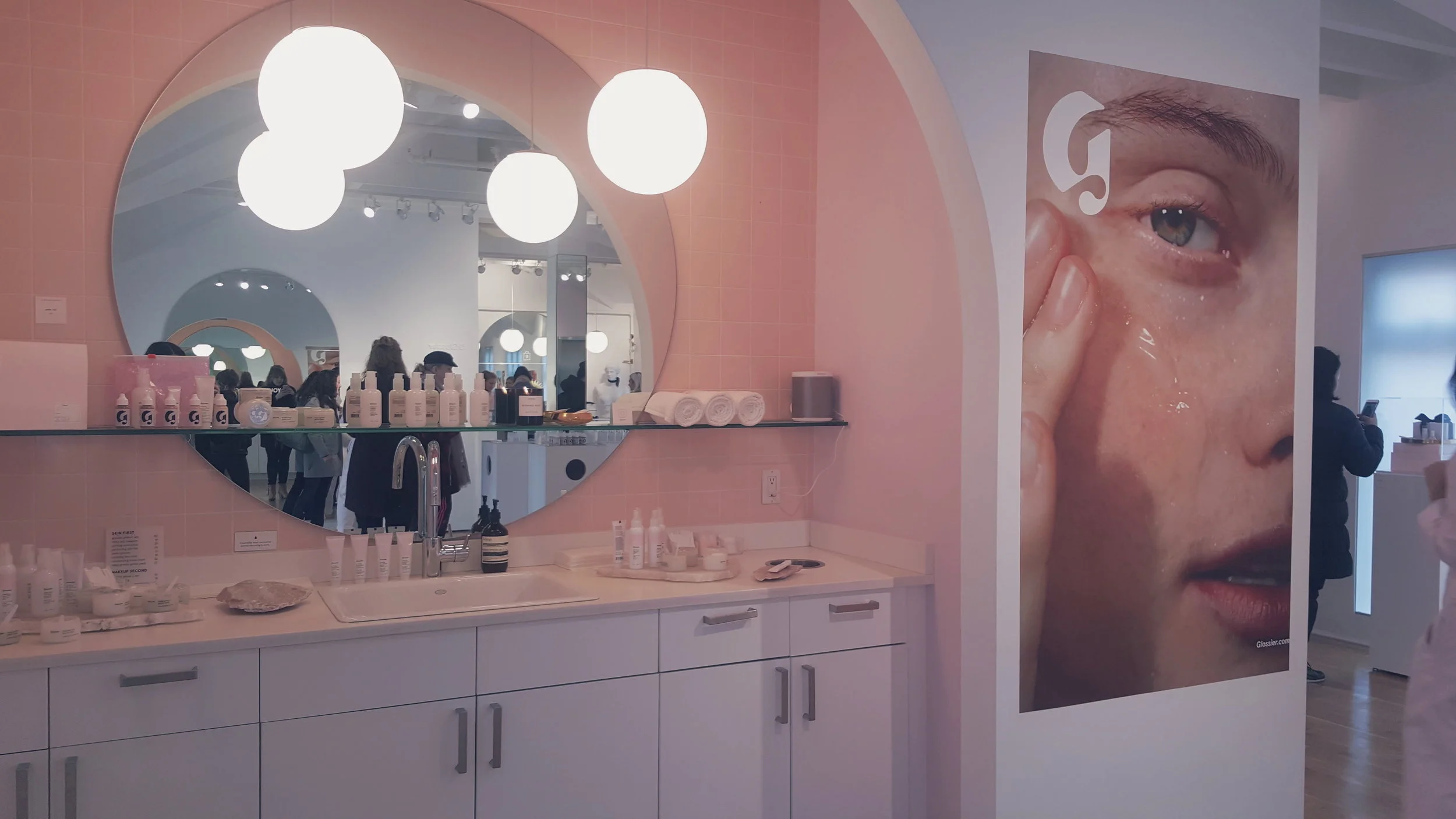 Glossier-NYC-Office-Cassie-Lavo-001.jpg