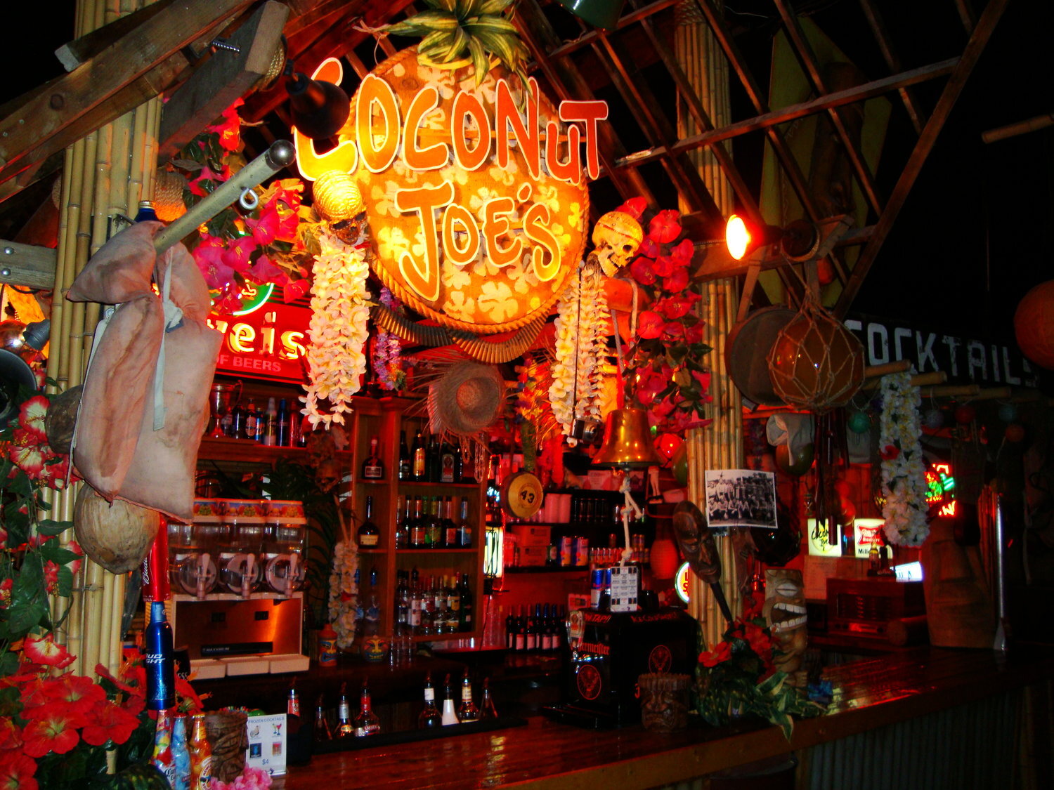 coconut joes - bakersfield california - club bar.JPG