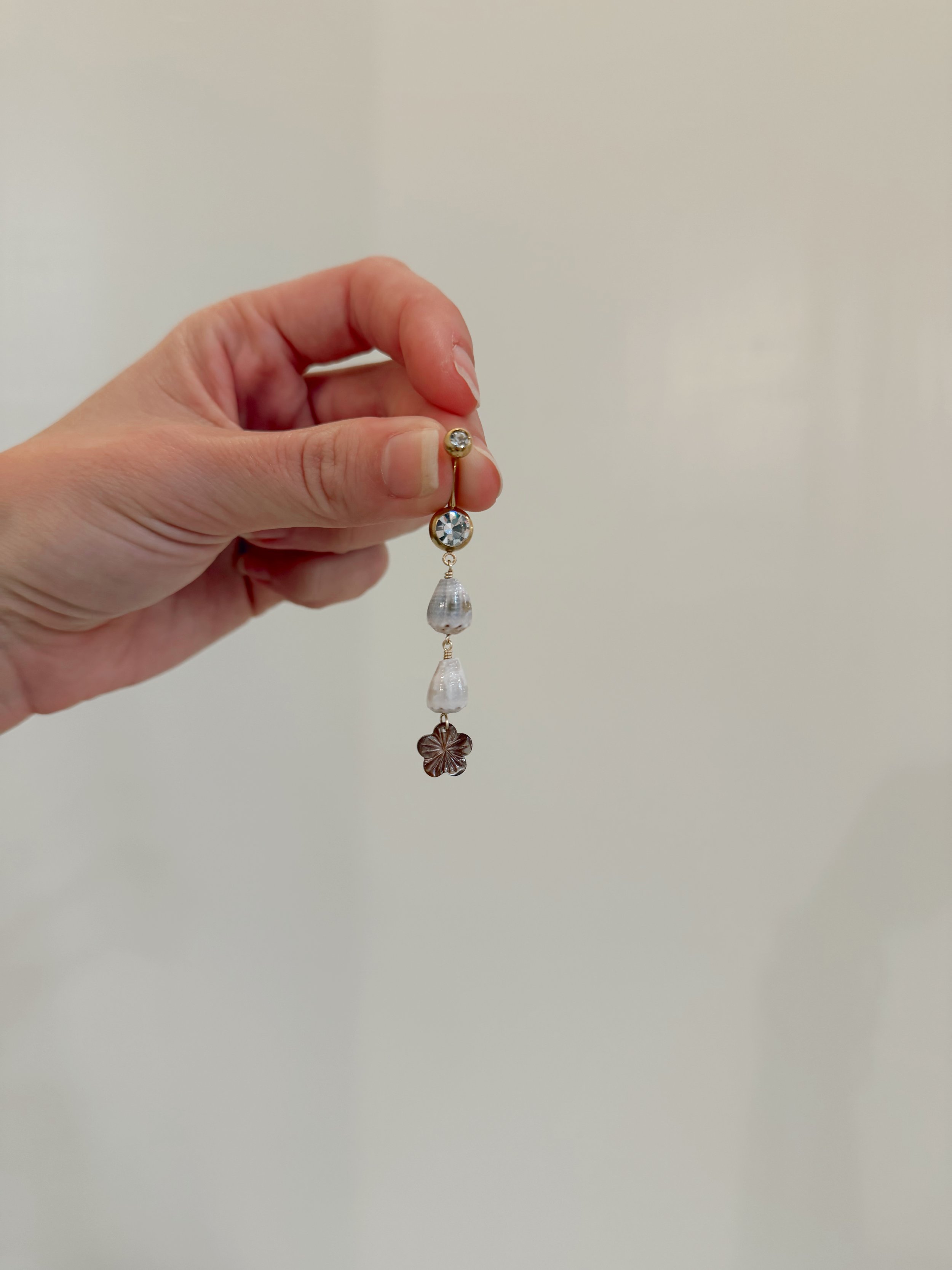 Cone shells w/Hibiscus Piko Ring