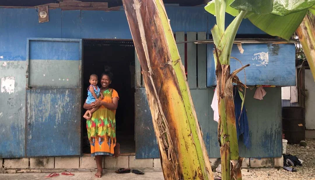 Joanna is a single mum looking after her son in a makeshift house outside of Majuro in the Marshall Islands. Every week she gets a visit from home educators who give her advice on the right food and games that will help her boy develop and thrive. T…