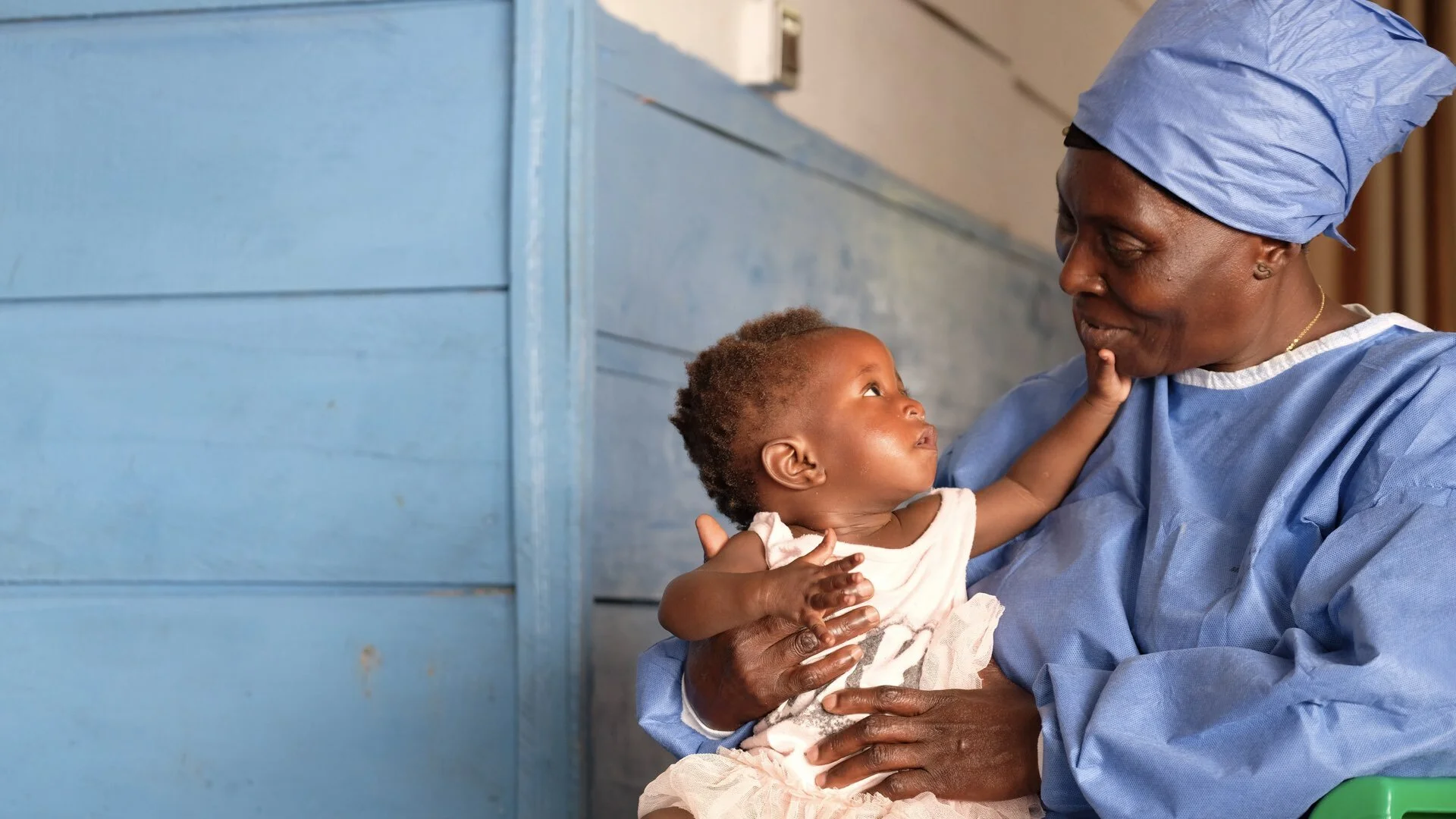 Cecil is an Ebola survivor who is looking after her friend ‘Sophie’ while her mother recovers at the Ebola Treatment Centre nearby. Round the clock, one on one care is provided to every child to help reduce the stress of separation from their parent…
