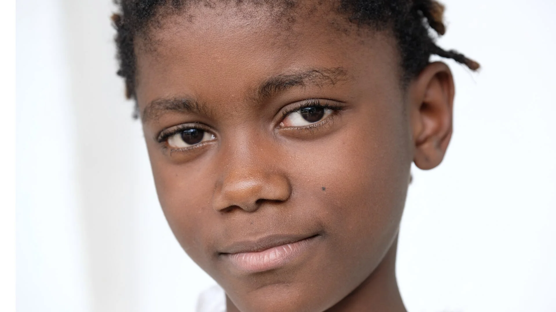 Mairi Is 12 years old from Beni. Her community has been hit hard by the Ebola outbreak in Nord Kivu. One of her classmates Honoré, got sick and went to quarantine for treatment. Masiri and her friends were given special classes on how to stay safe f…