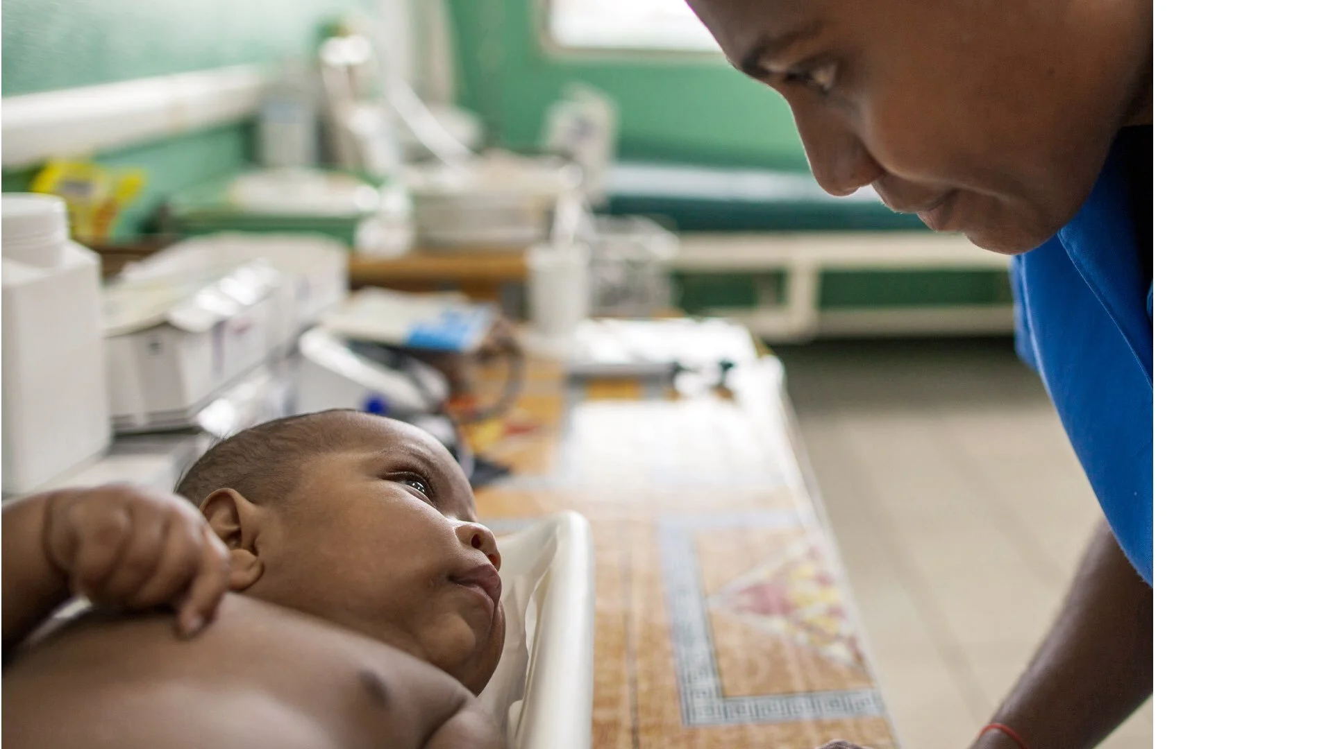 Solomon Islands: Brightly Maneluvu, 3 months, locks eyes with nurse Theodora Buinkoti at the Good Samaritan Hospital in Guadalcanal, Solomon Islands. ©UNICEF