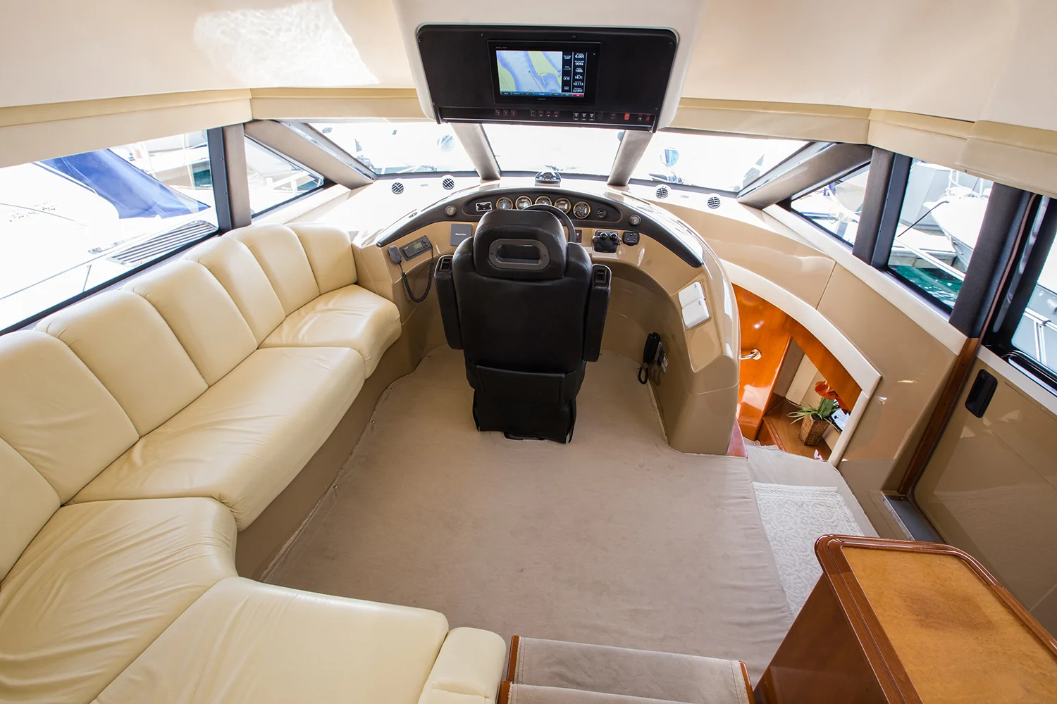 carver-570-coast-yacht-charter-12.jpg
