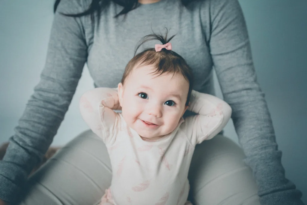 Thilda och Amanda möter familjefotografen Linda