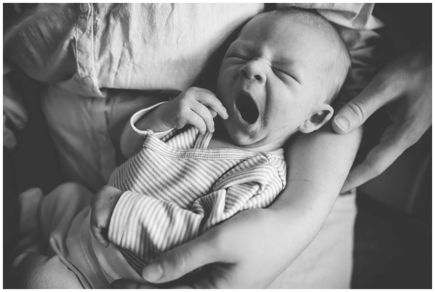 nyföddfotograf dokumentär_familjefotograf stockholm_vallentuna_bagarmossen_barnfotograf_familjebilder ute_familjefotografering stockholm_bästa familjefotografen