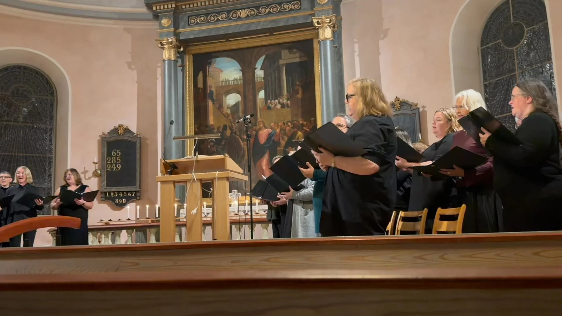 S&aring; &auml;ntligen sjunger jag i k&ouml;r igen. Jag minns f&ouml;rsta &ouml;vningen i januari n&auml;r jag steg in i f&ouml;rsamlingshemmet i &Ouml;lme. En annan plats och andra m&auml;nniskor och &auml;nd&aring; var allt detsamma, mest av allt l