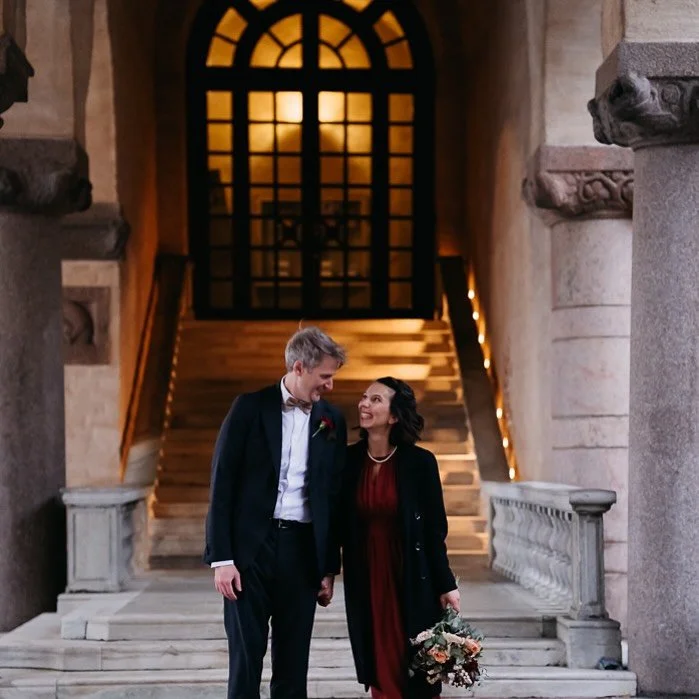 Det &auml;r l&auml;tt att f&aring;ngas i logistiken av en br&ouml;llopsdag. Fastna i &rdquo;n&auml;sta grej&rdquo; men h&auml;r kommer mitt b&auml;sta tips p&aring; att ta dig tillbaka till nuet snabbt.

Denna dag kommer ni h&aring;lla varandra i h&a