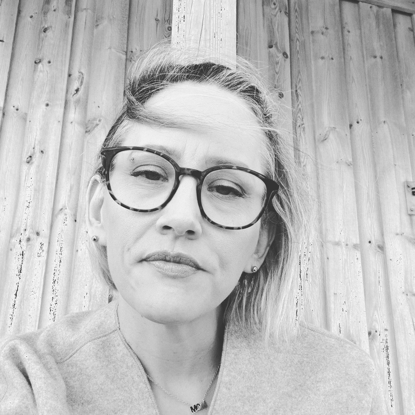 [Personligt] 1/3 Jag var fast.

Det var tidigt 2000-tal. I s&aring; m&aring;nga &aring;r hade jag varit fast. Mest i mitt eget huvud, med mina egna tankar. Jag levde med r&auml;dslan som en konstant f&ouml;ljeslagare och jag var bokstavligen livr&aum