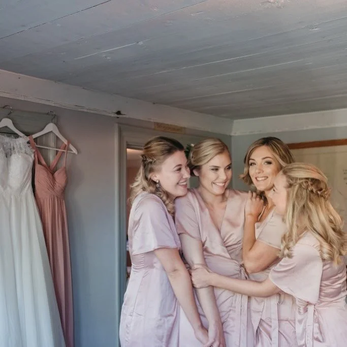 Du, du bjuder vem du vill p&aring; ditt br&ouml;llop. Om du undrar om du m&aring;ste bjuda si eller s&aring; - nej. Njet. No.
Ha dina peeps d&auml;r, de som hejjar p&aring; dig. 
Detta &auml;r ditt sign att det &auml;r okej. 👌🏻 

#br&ouml;llopsfoto