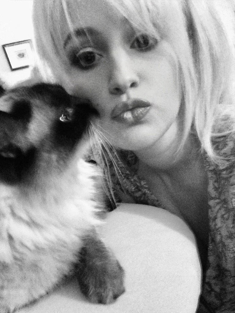 Kissin me since 2003 &hearts;️ 

our beautiful Tinky has crossed over after 22 years (105 in human years!!!) She&rsquo;d been declining these last couple of weeks, and even though I knew it was coming, I don&rsquo;t think you&rsquo;re ever really rea