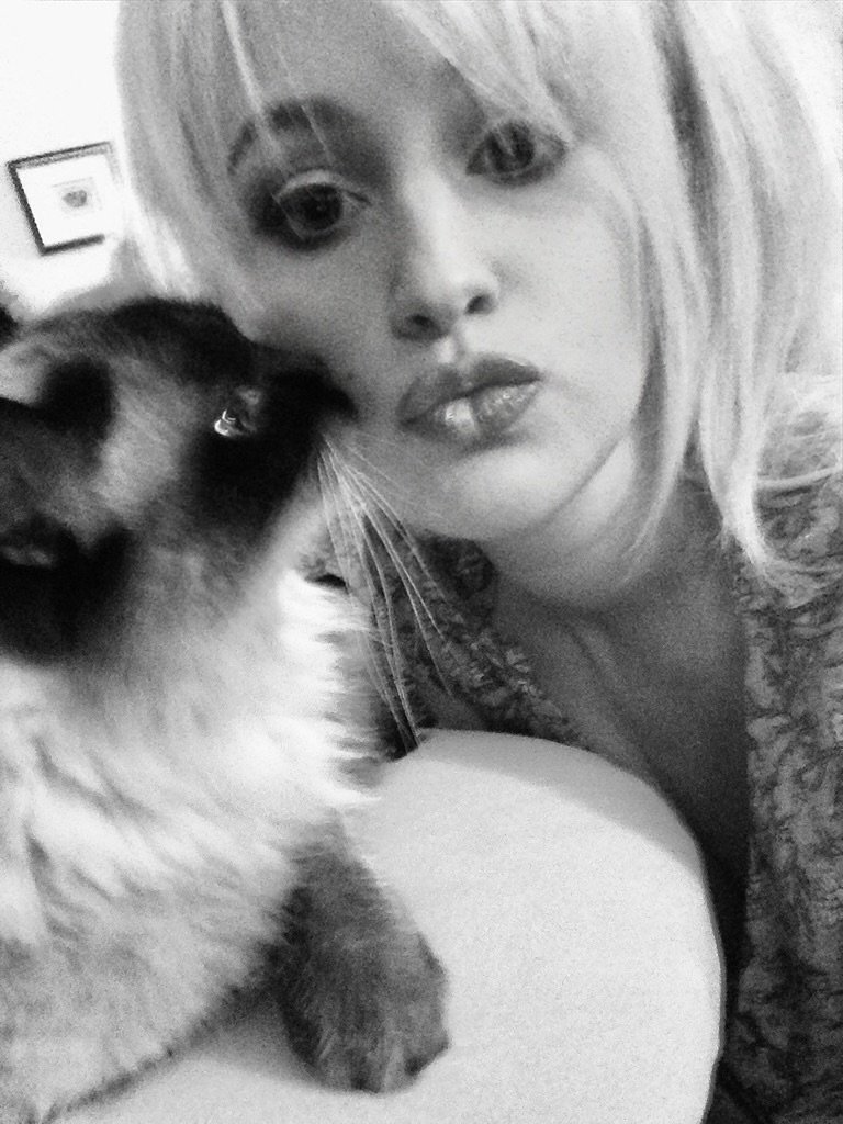 Kissin me since 2003 &hearts;️ 

our beautiful Tinky has crossed over after 22 years (105 in human years!!!) She&rsquo;d been declining these last couple of weeks, and even though I knew it was coming, I don&rsquo;t think you&rsquo;re ever really rea