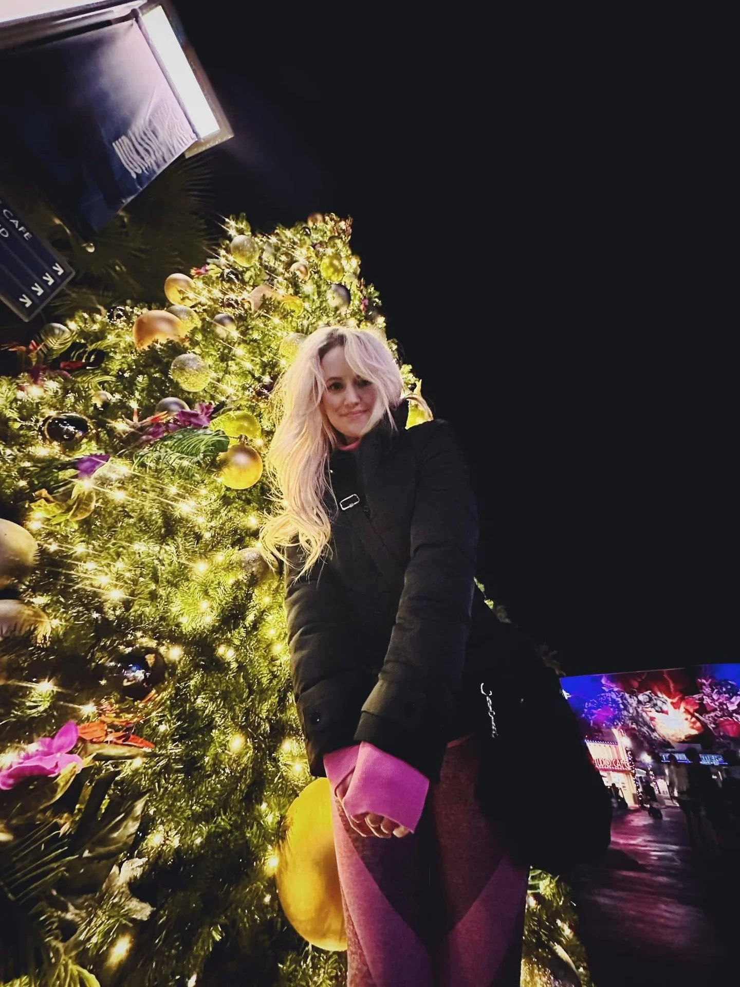 don&rsquo;t mind my awkward Christmas tree photos 🎄🍀