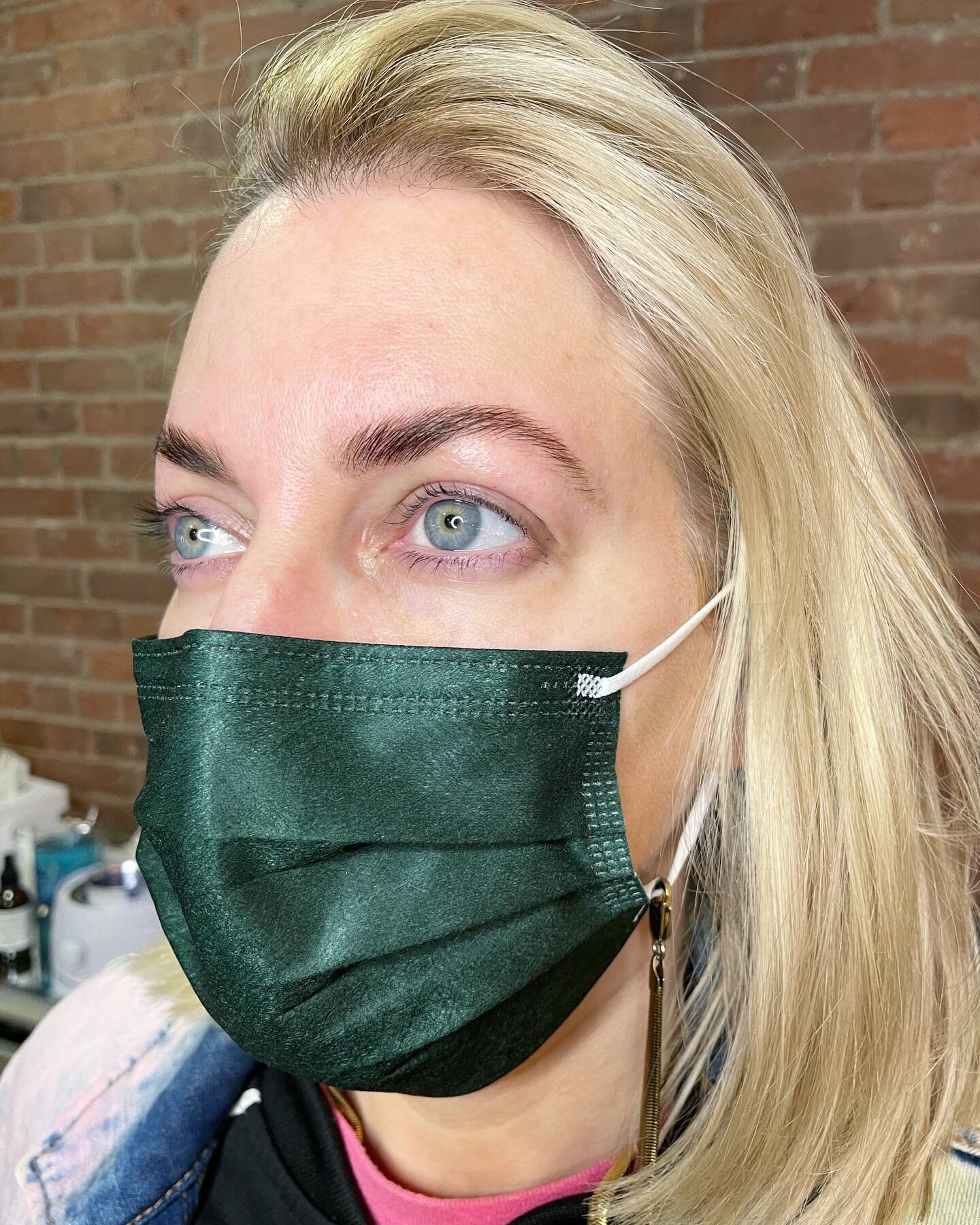 We can't get enough of this brow tint and lamination! Look at how much those darker, bold brows make her gorgeous blue eyes pop! 😻🔥

#browtiste #browlamination #boldbrows #fullbrows #browshaping #browtweezing #browtinting #browtransformation #broww