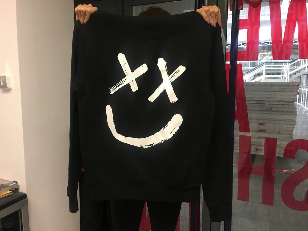 louis tomlinson smiley face hoodie