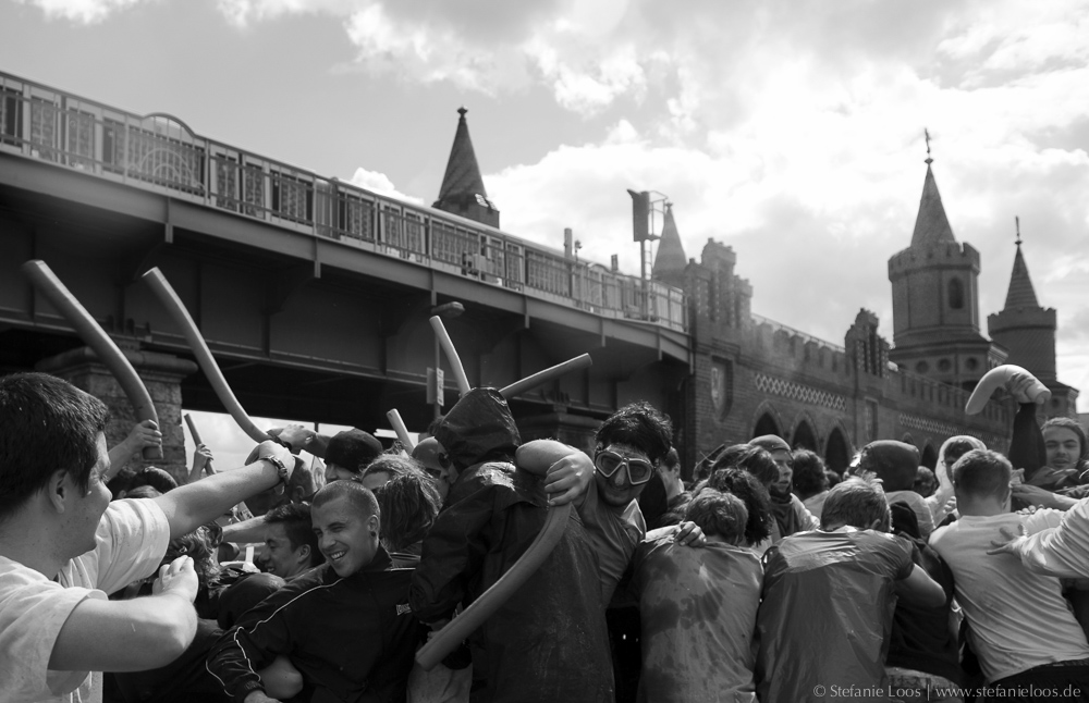 Gemüseschlacht auf der Oberbaumbrücke