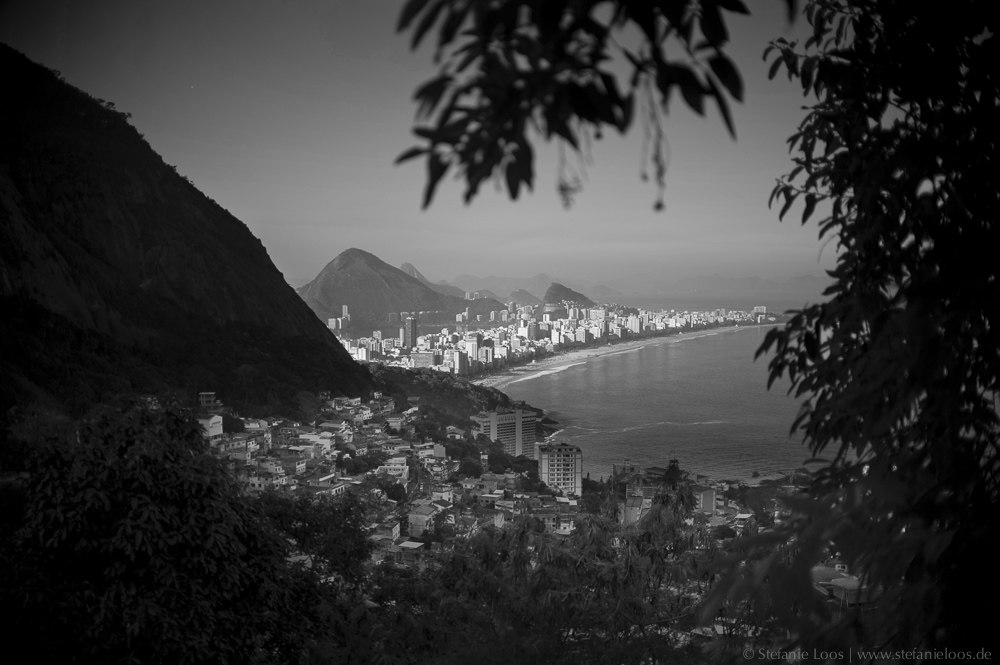 Blick auf die Bucht von Leblon und Ipanema von der Favela Vidigal am Morro Dois Irmãos (Hügel Zwei Brueder) neben dem Stadtteil Leblon. Rio de Janeiro | 2013