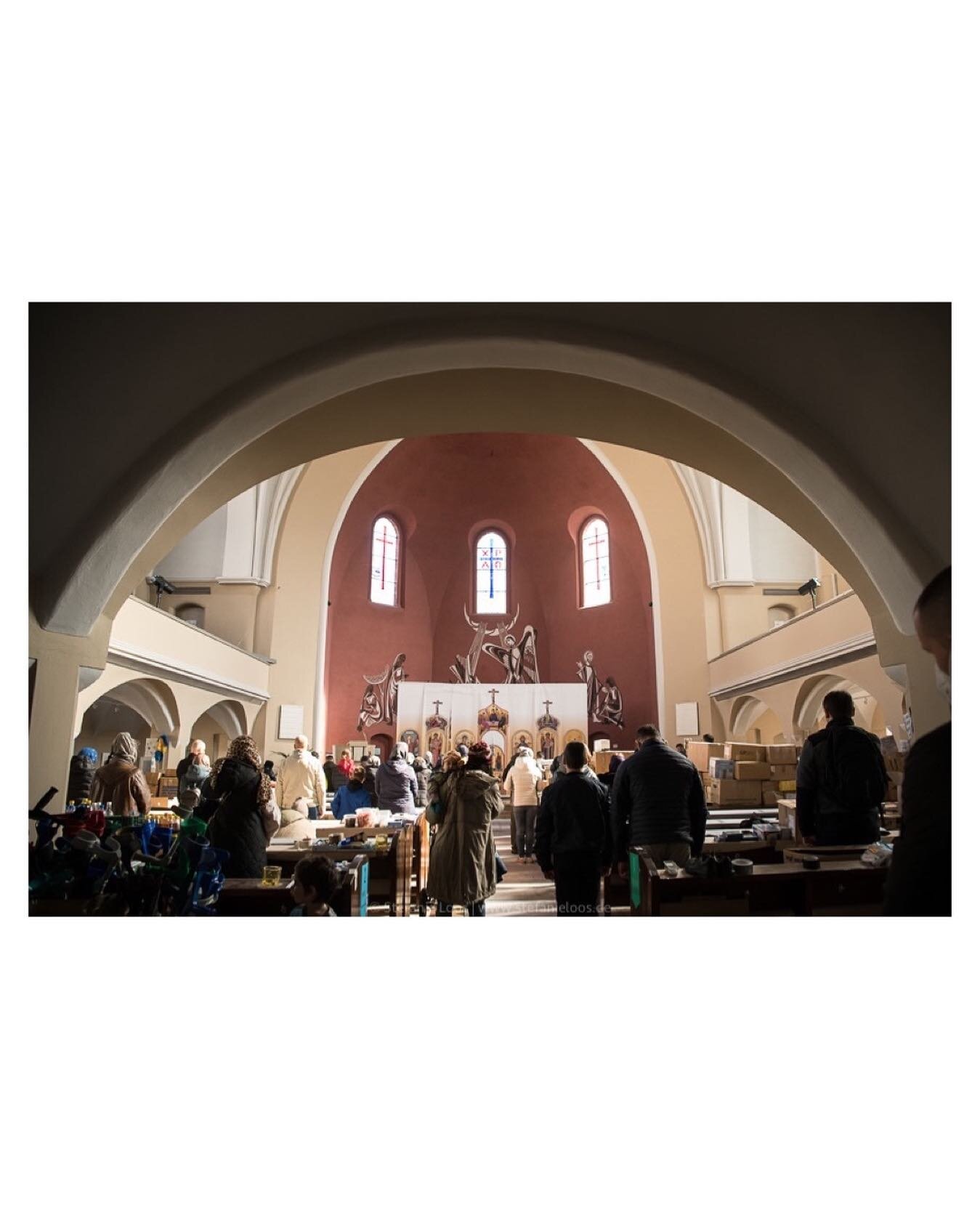 Praying for Peace
Members of the Ukrainian Orthodox community, who have found shelter for their church service in an evangelical church, and refugees from Ukraine celebrate a church service in Berlin
.
for @apnews
.
Story by Kirsten Grieshaber

https