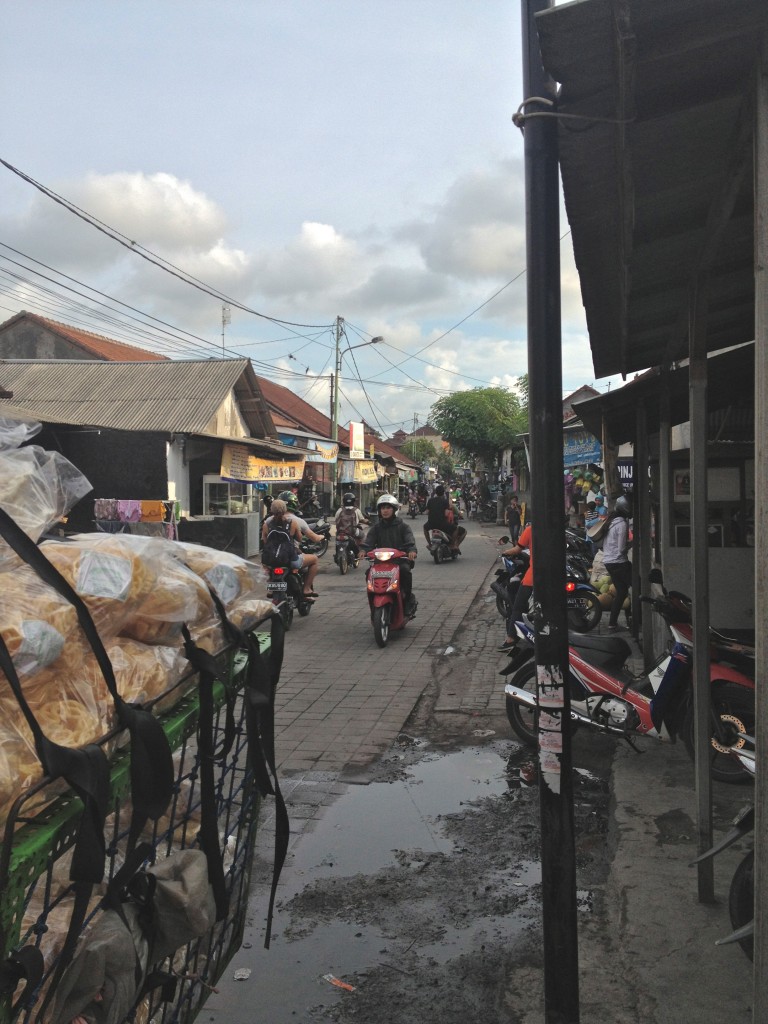 Streets in Bali do not have sidewalks. Good luck trying to walk anywhere during rush hour.