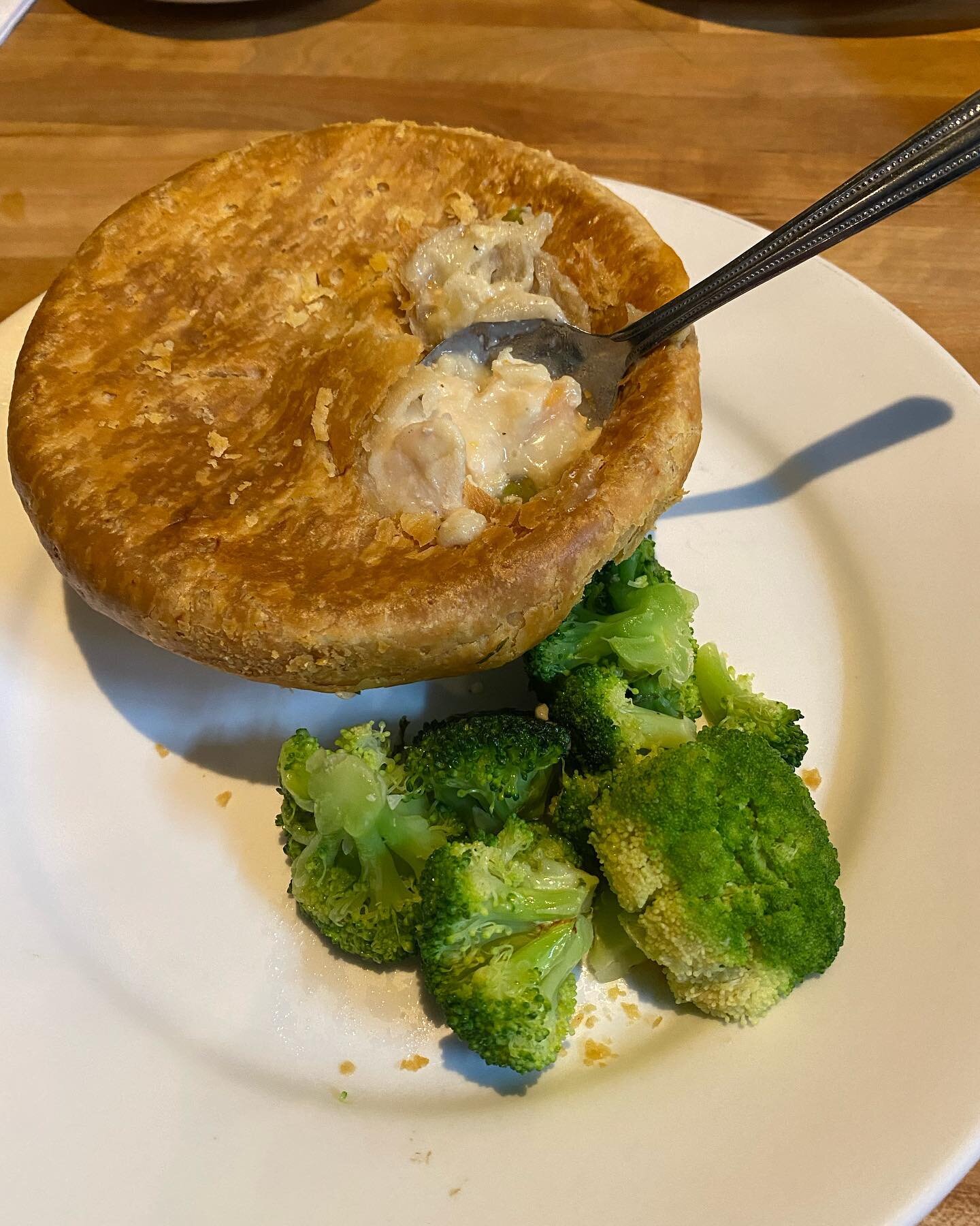 Stopping somewhere in #westvirginia for quick bite at #cheddars #potpie #broccoli and a #croissant with #honey ? Interesting they just bring it out it&rsquo;s like there version of #breadsticks or #hushpuppies