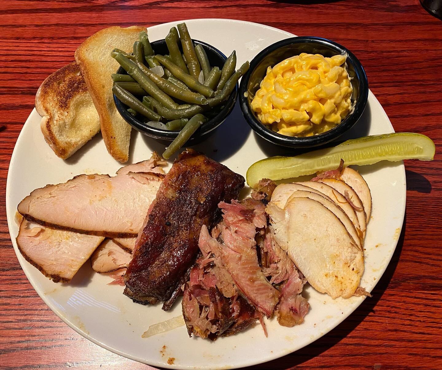 Hmm I know we were there 45 mins b4 close but #leftover dry #meat ?? #ribcrib did not live up to it #barbecue #food #masoncity #macandcheese #greenbeans