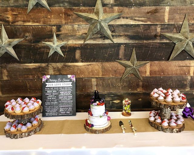 We love visiting new event spaces! Here is our naked velvet cake filled with strawberries, accompanied by our fluffy white cupcakes. Our bride chose purple for her color theme so we added a light lavender color effect to our icing. Everything about t