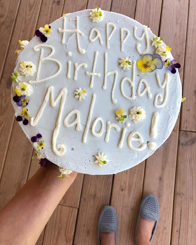 We do birthdays too! This little cutie is our classic vanilla cake with buttercream icing. We used fresh edible flowers from our friends @bluelanternflowers. Never have I ever tasted a flower like these! Sooo delicious! -and pretty too! .
Side note, 