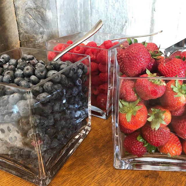 Flashback to this very lovely event hosted by our friends over at @haiku_i_do. We are still swooning over these clear displays. How cool would these look as cake stands?! Filled with fresh fruits or flowers?! Yes please!