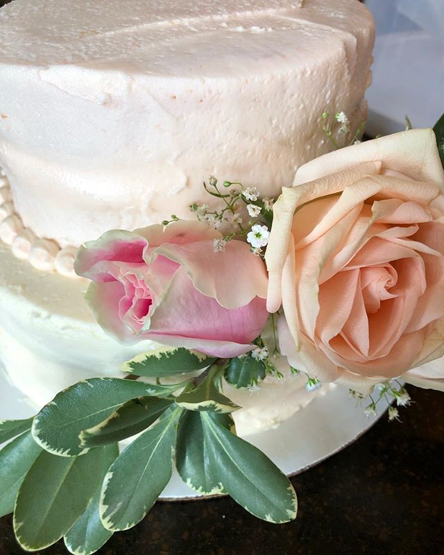 Detail shot from this lovely gluten free and vegan cake.
💗
Yes, it&rsquo;s true I am a lover of all things butter and gluten. But I hear and feel for those who have dietary restrictions. Asheville Cake and Events is here to help!