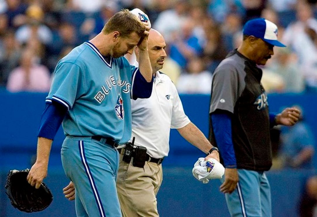 jays_halladay_walks_off_withinjury.jpeg.size-custom-crop.1086x0.jpg