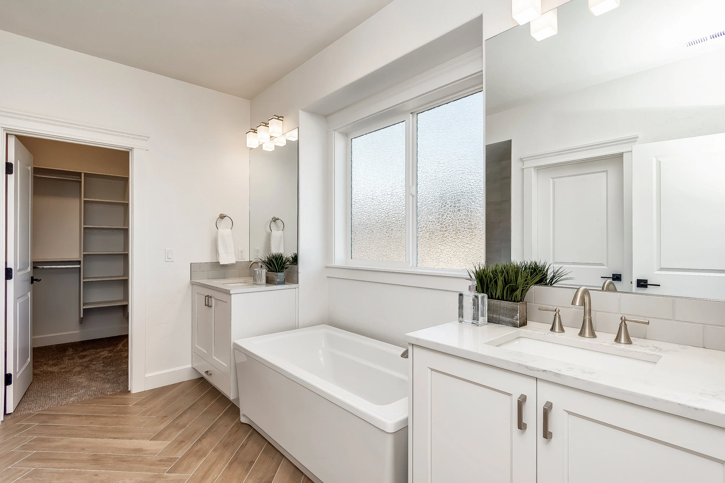 049_Master Bathroom .jpg