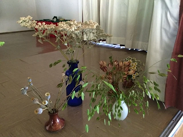 Part of Liz Calhoon’s horticultural presentation involved the use of these seed pods and dried flowers including the buckwheat in the blue vase, Erigoneum giganteum, and the Chazmantheum grass, also called N. sea oats.