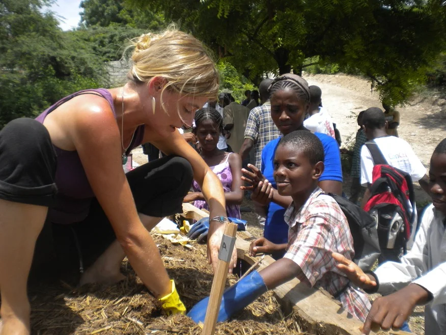 Sasha Kramer showing children how the toilets work. Photo credit: SOIL.