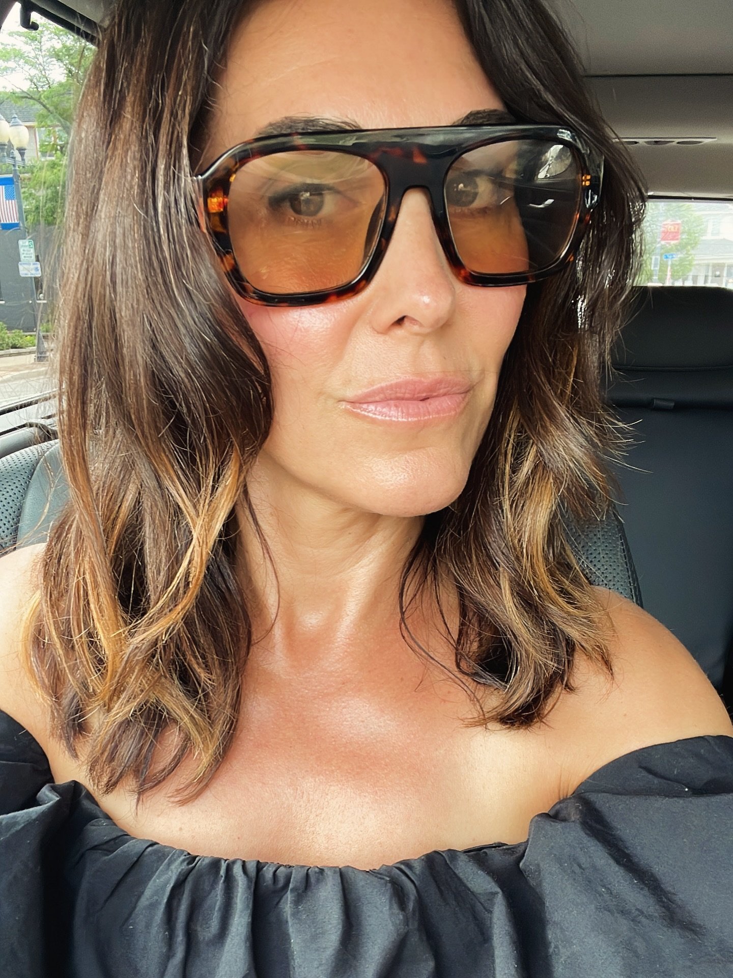 Fresh cut, fresh color &mdash; and finally feeling like summer ☀️💛

With Poppy spending time with her dad this week, I had a little space to just&hellip; be.

As a mostly solo mama, these moments are rare &mdash; and they mean everything.

This wasn