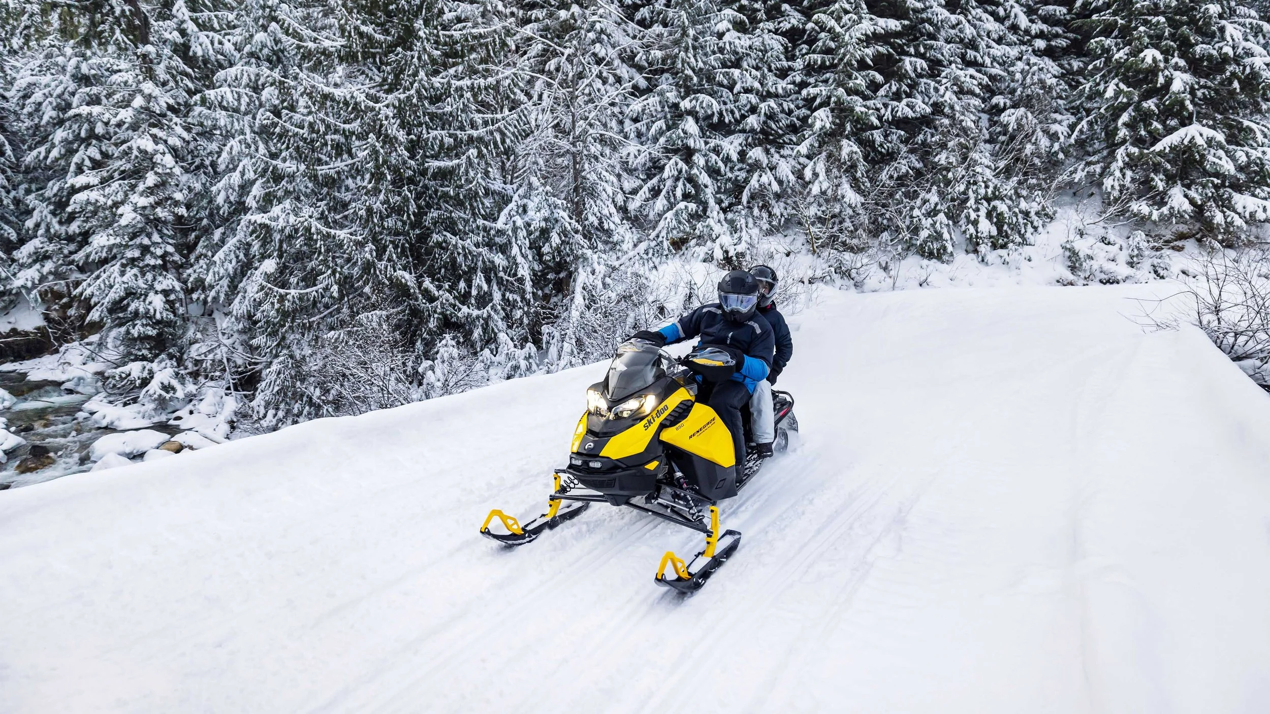 SKI-MY23-REN-ADR-850E-TEC-NeoYellowBlack-Action-13772-RGB-4096x2304.jpg