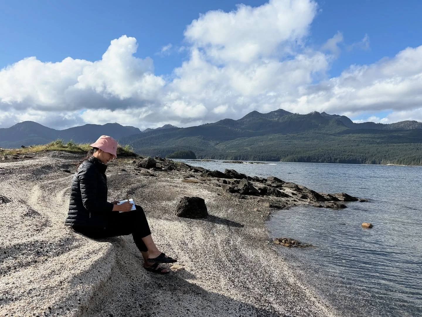 Kayaking through islets and exploring coastlines of Haida Gwaii with @daniel.kaga today was definitely a dream come true 🚣💖 I attempted a watercolour sketch in the boat but my painting got rained on! The second try on a tiny shell beach was more su