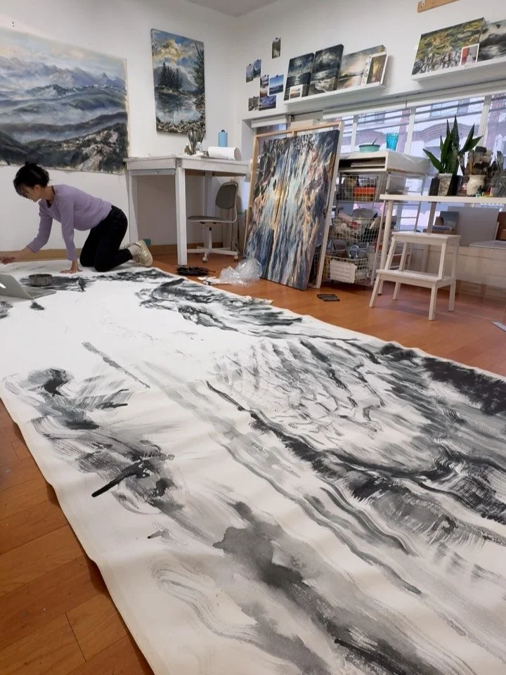 Laying down the first layer of this giant 15-foot long painting for my upcoming solo exhibition!!! 🤯 As intimidating as it can feel to start, there&rsquo;s something grounding about working big&hellip;finding the movement, the marks, and the energy 