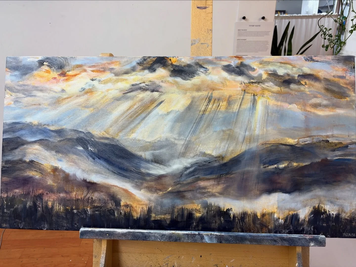 A US-based client commissioned me to create an atmospheric 18" X 36" mountain range landscape painting 💖  Here's a behind-the-scenes look at the different phases of this luminous and misty piece! Only a few more layers to go🤗

#mountainpa